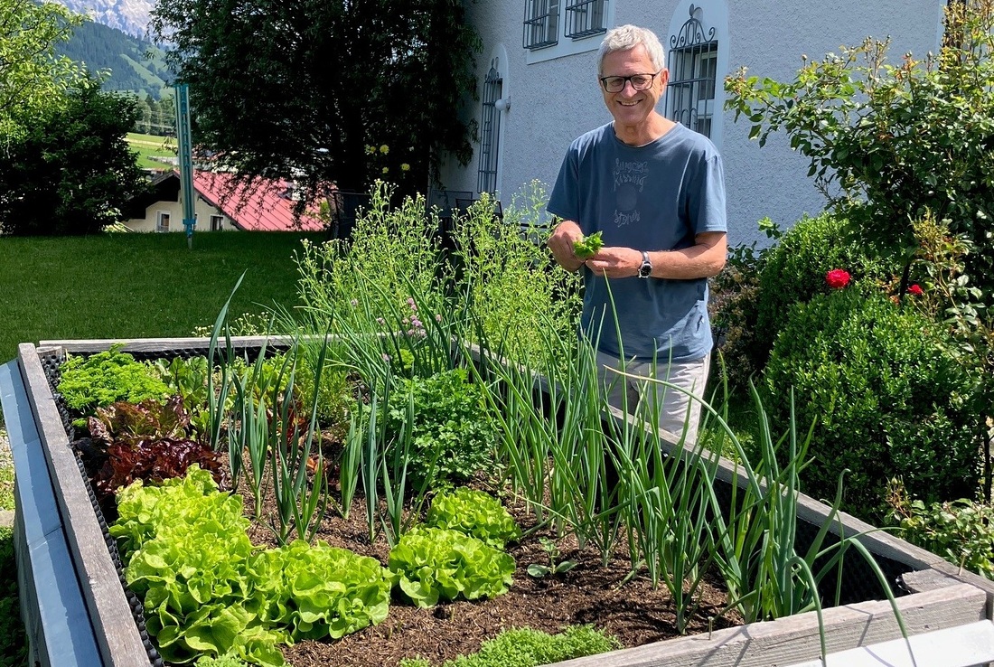 Sebastian Schneider, Leiter und „Chefkoch“ in Embach, holt Nachschub aus dem Kräutergarten.
