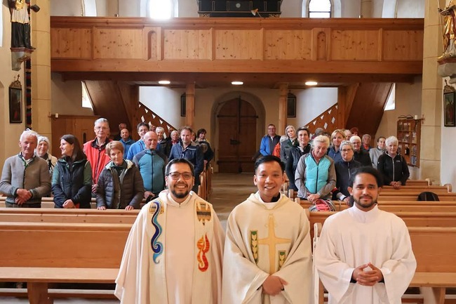 Internationale Gemeinschaft: Die Steyler Missionare P. Edwin Reyes (l.), P. Paulus Sujianto und Seminarist und Pfarrpraktikant Edith Dita aus Indonesien (Mitte) bei der Emmausfeier.