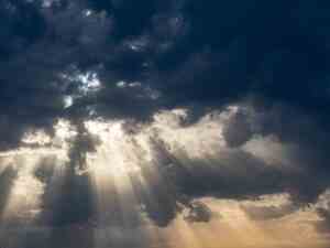Auch durch dunkle Wolken bricht manchmal ein Lichtstrahl – ein Zeichen dafür, dass Hoffnung und innere Stärke selbst in schwierigen Zeiten ihren Weg finden.