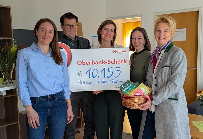 Von links: Franziska Wessely (aktion leben salzburg), Josef Radauer (Hirten­Advent), Michaela Reitsammer (Haus für Mutter und Kind), Verena Fürstaller (HirtenAdvent) und  Initiatorin Elisabeth Radauer (HirtenAdvent).