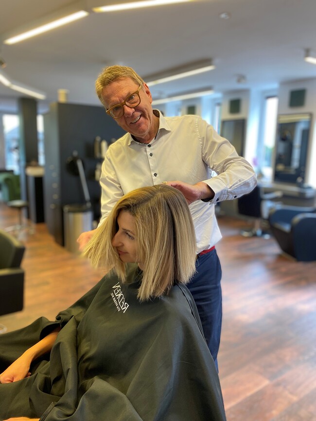 Wolfgang Eder ist seit mehr als vierzig Jahren mit Leib und Seele Friseur.