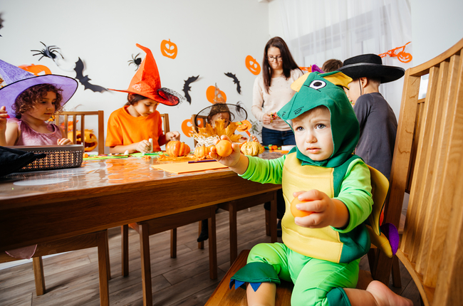 Keine Feierlaune. Wenn Kinder sich auf Feiern und Partys nicht wohl fühlen, sind Eltern und Pädagoginnen gefordert, richtig damit umzugehen.  