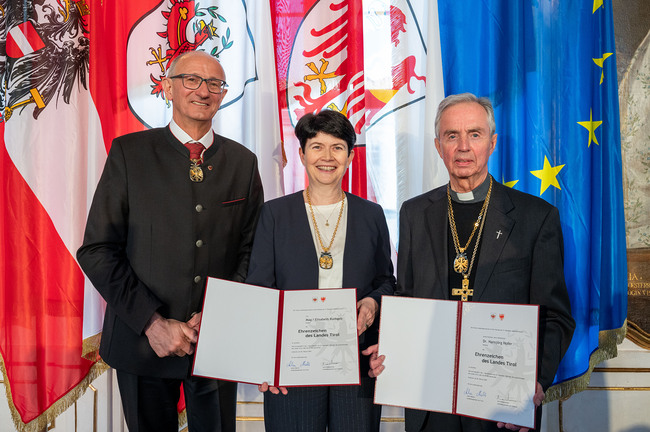 LH Anton Mattle, Caritas-Direktorin Elisabeth Rathgeb und Weihbischof Hansjörg Hofer
