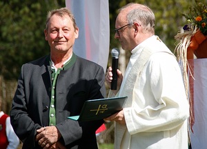 Rückblick in den April 2022: Einsiedler Alois Penninger (l.) und Pfarrer Alois Moser bei der Georgimesse.  