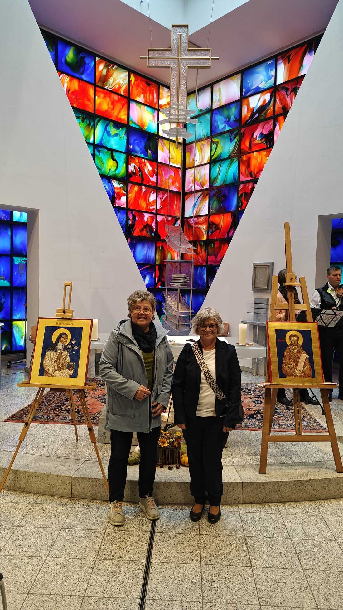 Heilige Klara und heiliger Franz von Assisi: Eva Schaffer (l.) und Gertraud Margreiter mit ihren Ikonen in der Krankenhauskapelle in Kufstein.