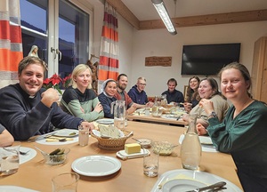 Gemeinsames Essen, Anbetung und Gottesdienste waren fixe Bestandteile für die jungen Menschen beim  Berufungswochenende in  St. Ulrich am  Pillersee.