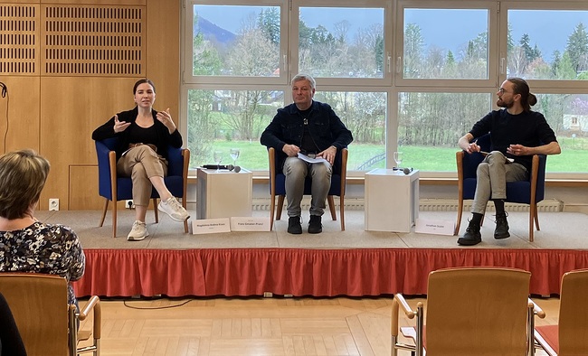 Weltkirche-Seminar mit (von links)  Referentin Magdalena Andrea Kraus (Uni Wien), Moderator Franz Gmainer-Pranzl (Katholisch-Theolog. Fakultät Uni Salzburg) und Referent Jonathan Scalet (Österr.  Bischofskonferenz).   