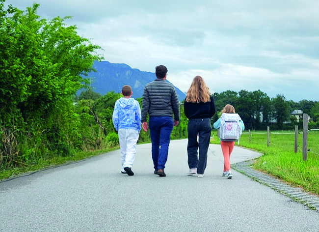Gemeinsam auf einem guten Weg: Ludwig Fegerl und seine drei Kinder lieben den gemeinsamen Abendspaziergang. 