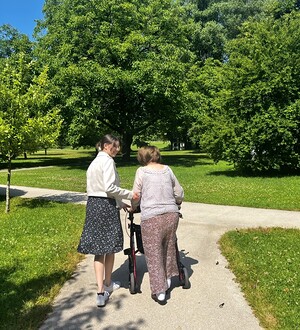 Theresa Mitterrutzner hat viel Freude bei den Besuchen im Seniorenwohnheim.