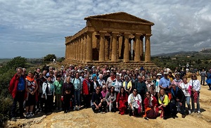 Gruppenbild vor dem Concordia-Tempel im Tal der Tempel in Agrigento. Danach ging es zum Giro-Pizza mit dem zartesten Pizzaboden Siziliens.  