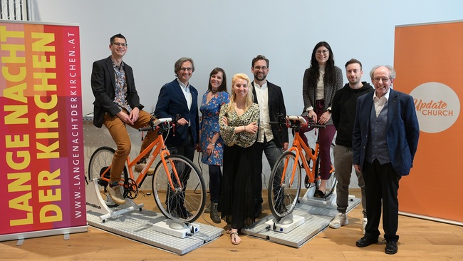 Gruppenbild mit Organisatoren, Kunstschaffenden und Pfarrer Martin Eisenbraun als Vorsitzendem des Ökumenischen Arbeitskreises. 