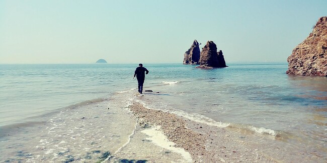 Das Aufbrechen an andere Ufer und das Verlassen  von festem Boden unter den Füßen begleitet  Menschen das Leben lang.