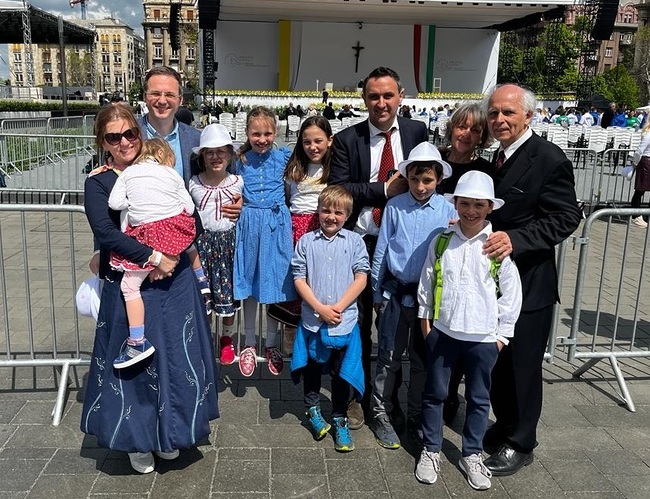 János Czifra (r.) – ehemaliger Salzburger Domkapellmeister – mit Ehefrau, Kindern, Enkeln und Bekannten. Am Ende sangen Tausende unter seinem Dirigat mit.