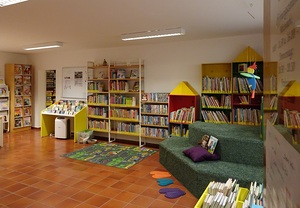 Ein Blick in die Öffentliche Bibliothek-Ludothek der Pfarre Salzburg-St. Vitalis.