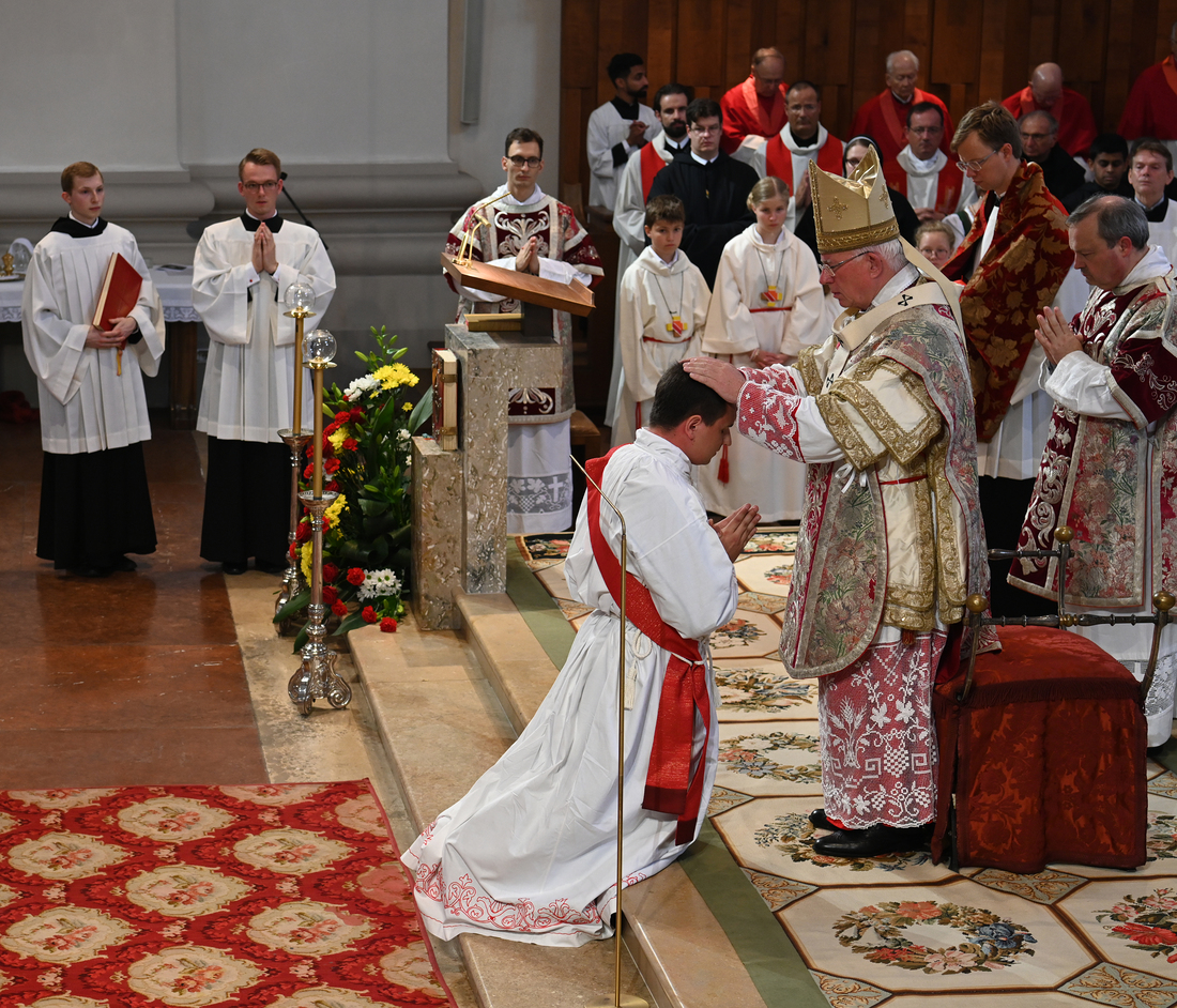 Priesterweihe im Salzburger Dom durch Erzbischof Lackner. 