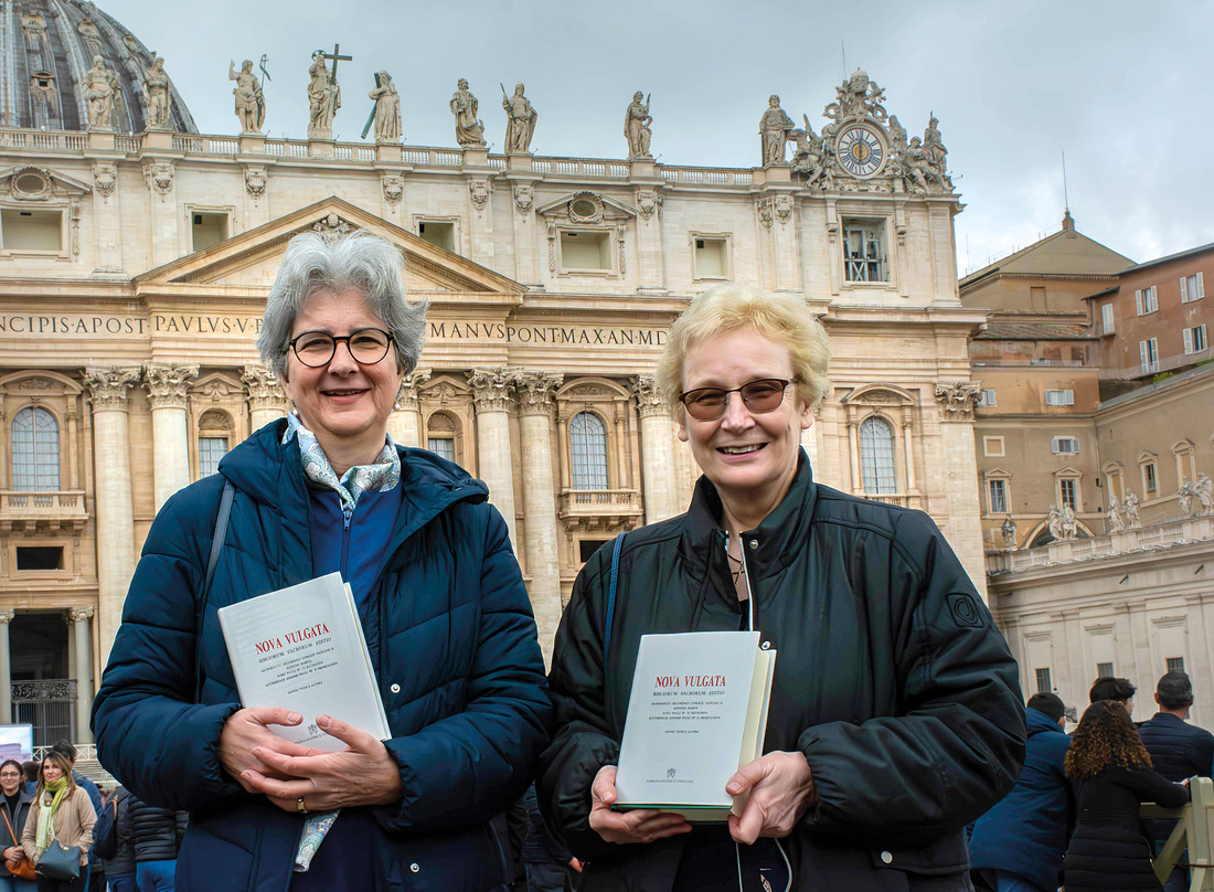 Johanna Breuer (l.) und Irene Blaschke (r.) waren sehr bewegt von der Atmosphäre im Vatikan und dem persönlichen Treffen mit Papst Franziskus.