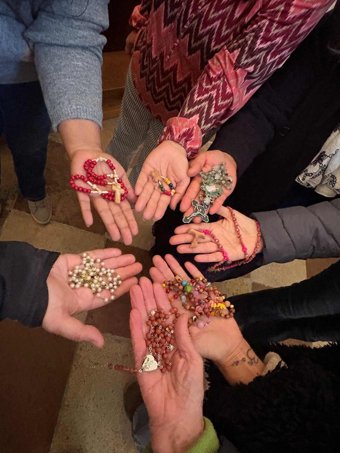 Die Frauen bringen Rosenkränze aus aller Welt zum Beten mit in die Mariazeller-Kapelle.