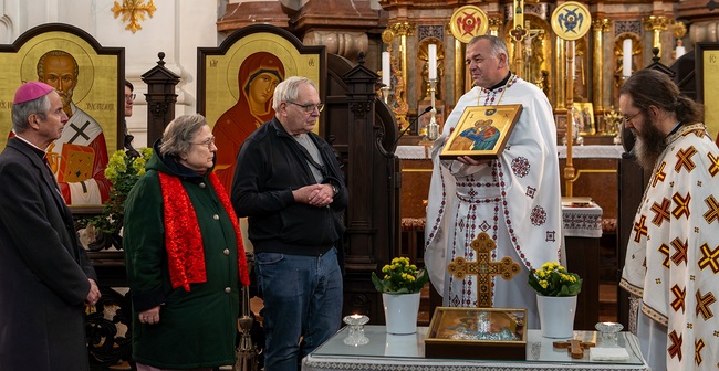 Nationalpräsident Hansjörg Hofer, Diözesanreferentin Maria Duffner (Vorarlberg) und Nationalsekretär Hanns Sauter als Vertreter des Andreas-Petrus-Werks mit Vitaliy Mykytyn (St. Markus) und John Reves (Zentrum für ostkirchliche Spiritualität). 
