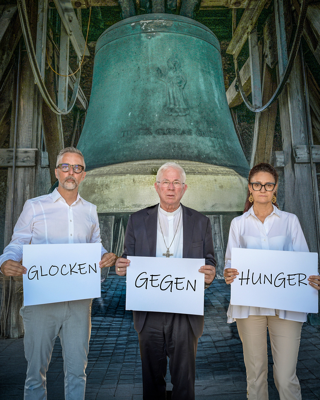 „Glockenläuten gegen den Hunger“ – die Salzburger Caritas-Spitze, Kurt Sonneck und Andrea Schmid mit Erzbischof Franz Lackner bei der Domglocke, die am Freitag, 25. Juli ebenfalls läutet: „Wir läuten die Glocke zur Sterbestunde unseres Erlösers, der 