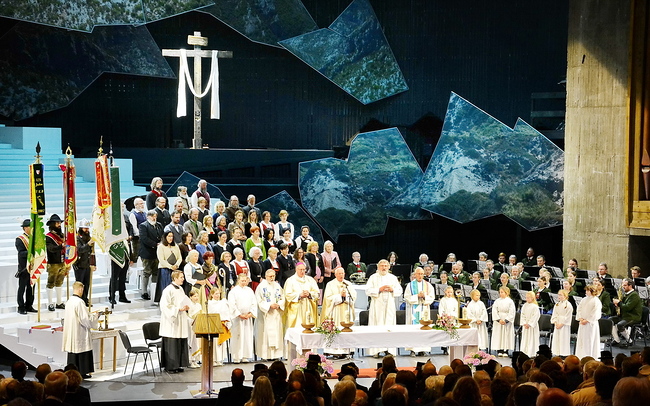 Erzbischof Franz Lackner feierte mit der Passionsspielgemeinde und zahlreichen Festgästen vor der Premiere den Gottesdienst im Passionsspielhaus.