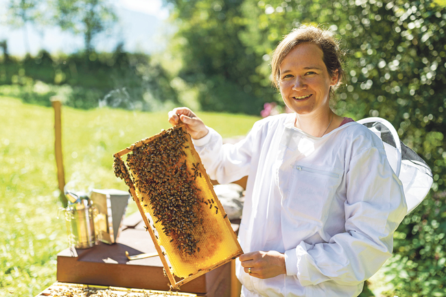 Maria Kollers Leidenschaft gehört – neben ihrer Familie – ihren Tausenden Bienen.