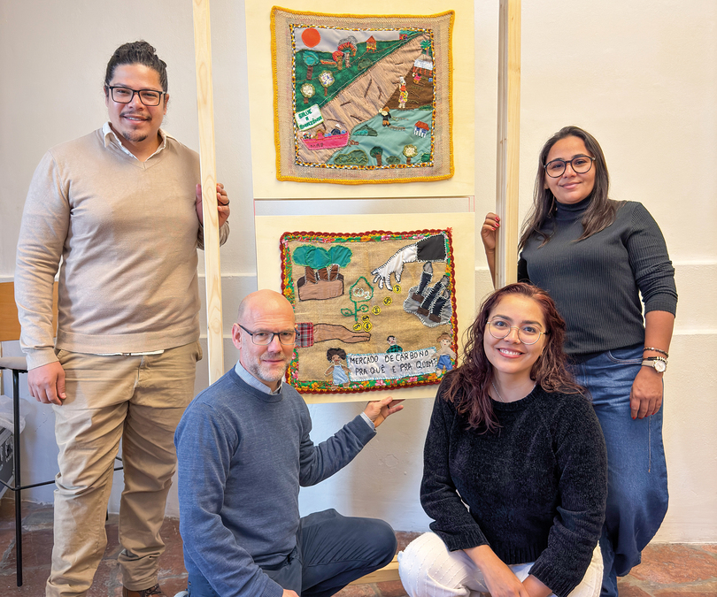 Wolfgang Heindl (2. v. l.) von Sei So Frei Salzburg mit Raphael Souza Alves, Sueyla Malcher Bezerra und Cleidiane Vieira von MAB Brasilien. Die Bewegung setzt sich für Menschen ein, die durch Staudammprojekte ihre Lebensgrundlage verlieren. Ein wicht