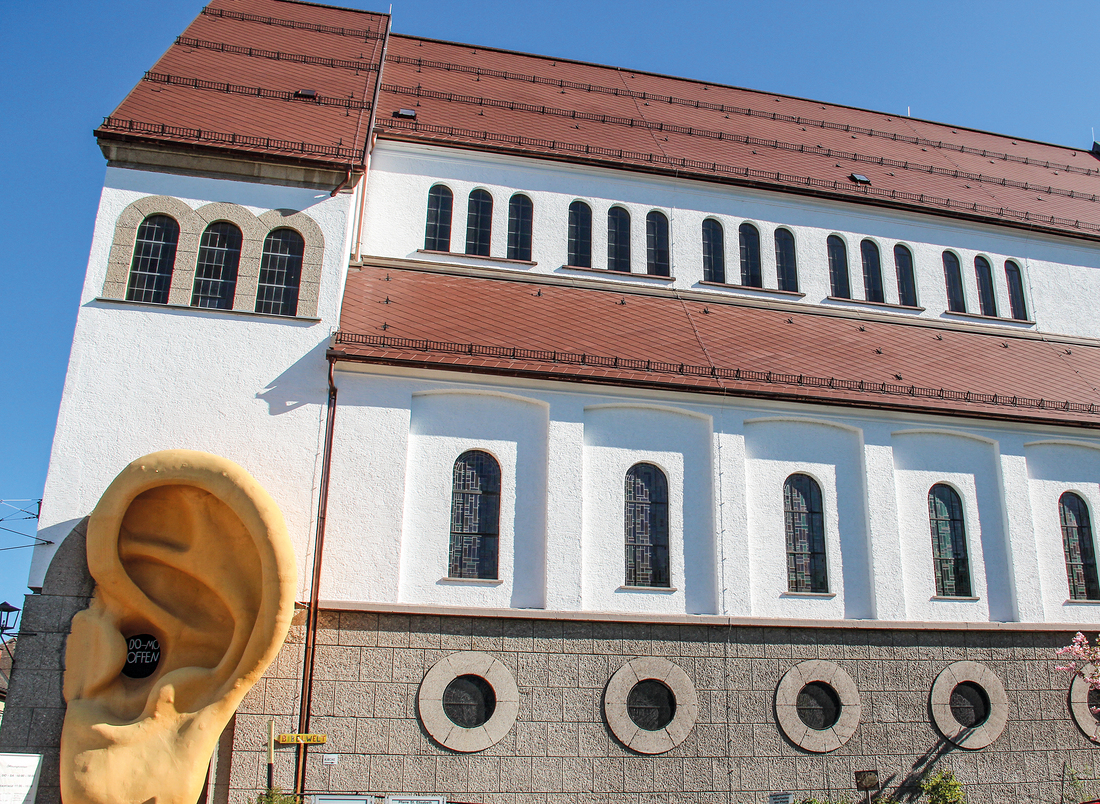 Nur wer zuhört, kann Frieden erreichen, scheint das berühmte Ohr an der Salzburger Stadtpfarrkirche St. Elisabeth zu mahnen. Die Friedenskirche wurde vor 70. Jahren geweiht und beherbergt heute auch die Bibelwelt. 