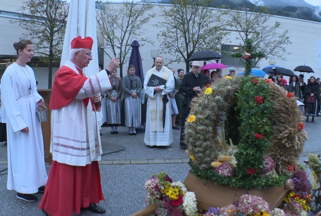 Erzbischof Franz Lackner segnete zum Dank für die reiche Ernte die Krone.