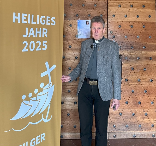 Pfarrer Franz Auer, der seit 2017 in Maria Alm und  Hinterthal sowie seit 2019 in Leogang wirkt.