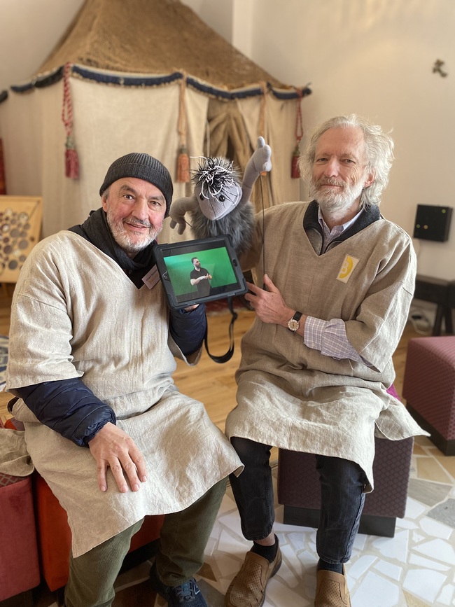 Direktor Eduard Baumann (l.) baute elf Jahre lang die Bibelwelt Salzburg mit Pfarrer Heinrich Wagner auf. Für die Zukunft hofft Baumann auf Spendenfreude und viele Ideen, wie Bibel lebendig  werden kann.