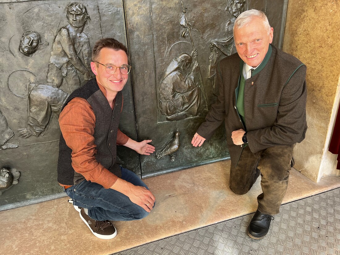 Theologe Dominik Elmer und Landtagsabgeordneter Josef Schöchl vor dem Tor der Liebe.