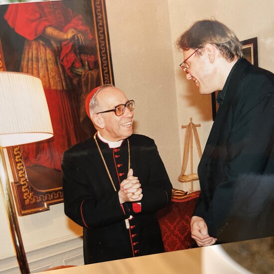 Der Künstler in  jungen Jahren zu Besuch beim damaligen Erzbischof Georg Eder.