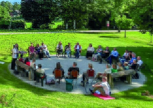 Auch die Außenflächen laden im Salzburger Bildungszentrum St. Virgil zum Verweilen und zu Gruppenaktivitäten ein.