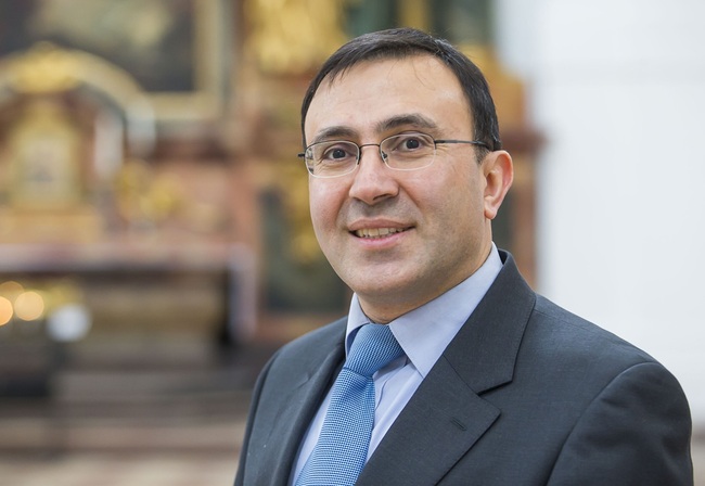 Aho Shemunkasho ist an der Universität Salzburg stellvertretender Leiter des Fachbereichs Bibelwissenschaft und Kirchengeschichte. Er lehrt Geschichte und Theologie des syrischen Christentums.