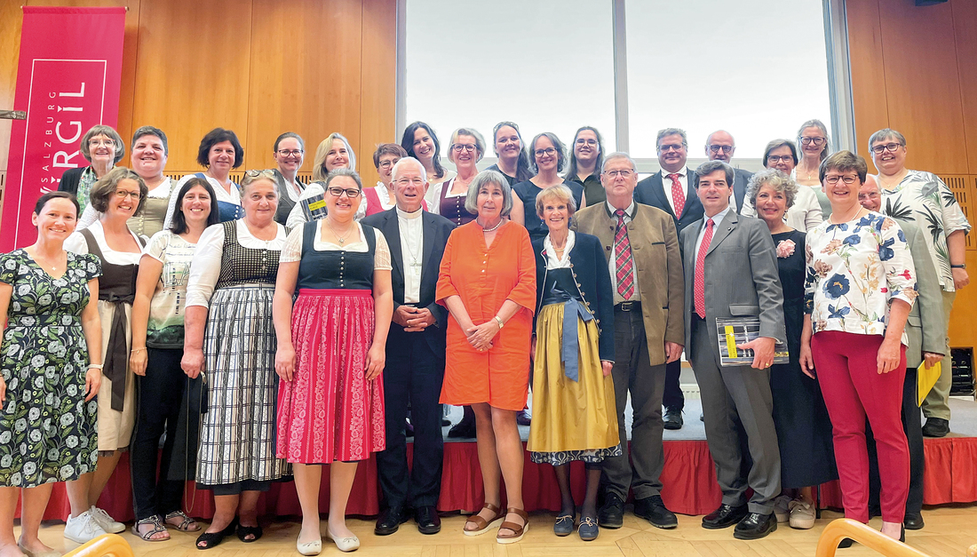 Die Absolventen und Absolventinnen  bei  der Zeugnisfeier. Glückwünsche kamen von Erzbischof Franz Lackner und Seelsorgeamtsleiterin Lucia Greiner (3. v. r.). 