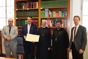 Oskar Dohle (Direktor Salzburger Landesarchiv), Thomas Mitterecker (Archivleiter Erzdiözese), Sr. Christine Nigg (Ordinariatskanzlerin), Erzabt Jakob Auer (St. Peter) und Felix Kaiblinger (GF des Salzburger Doms/Vertreter des Domkustos).