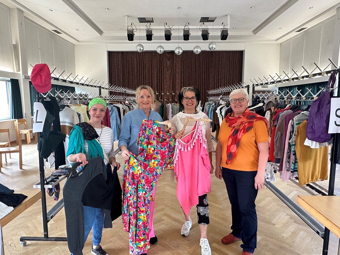 Freude an nachhaltiger Mode (v.l.): Ariane Obermüller (KJ), Tania Zawadil (kfb), KA-Vizepräsidentin Hildegard Mackinger und Pastoralassistentin Szidónia Lörincz.