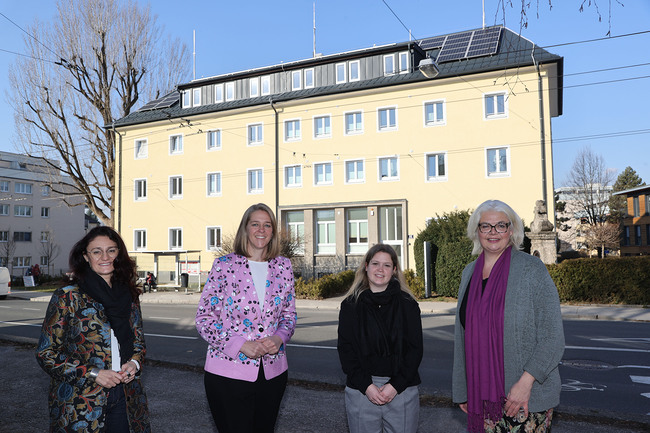 Eröffnung Haus für Frauen in Not der Caritas in SalzburgIm Bild v.l. Andrea Schmid, LR Andreas Klambauer, Sabine Zeller, Anja HagenauerFoto: Franz Neumayr    4.3.2022