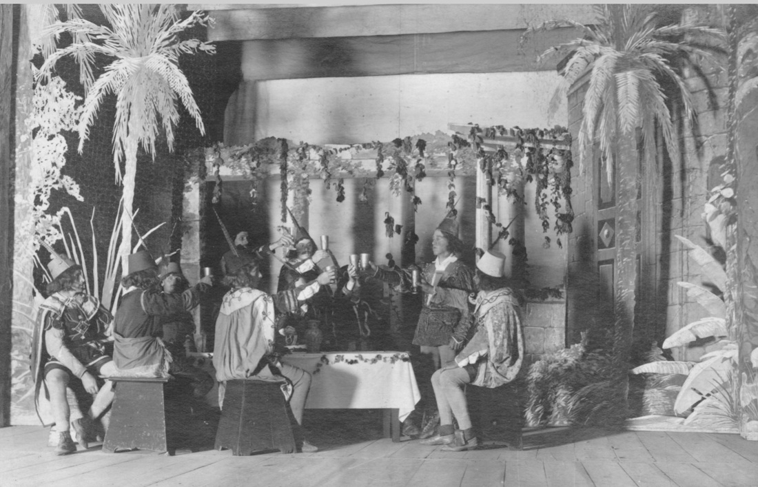 1926 stand die Passionsspielgemeinde Erl im Zeichen des Franziskusspiels zum 700. Todesjahr von Franz von  Assisi. Dieses Szenenbild stellt das Feiern mit Francesco dar.