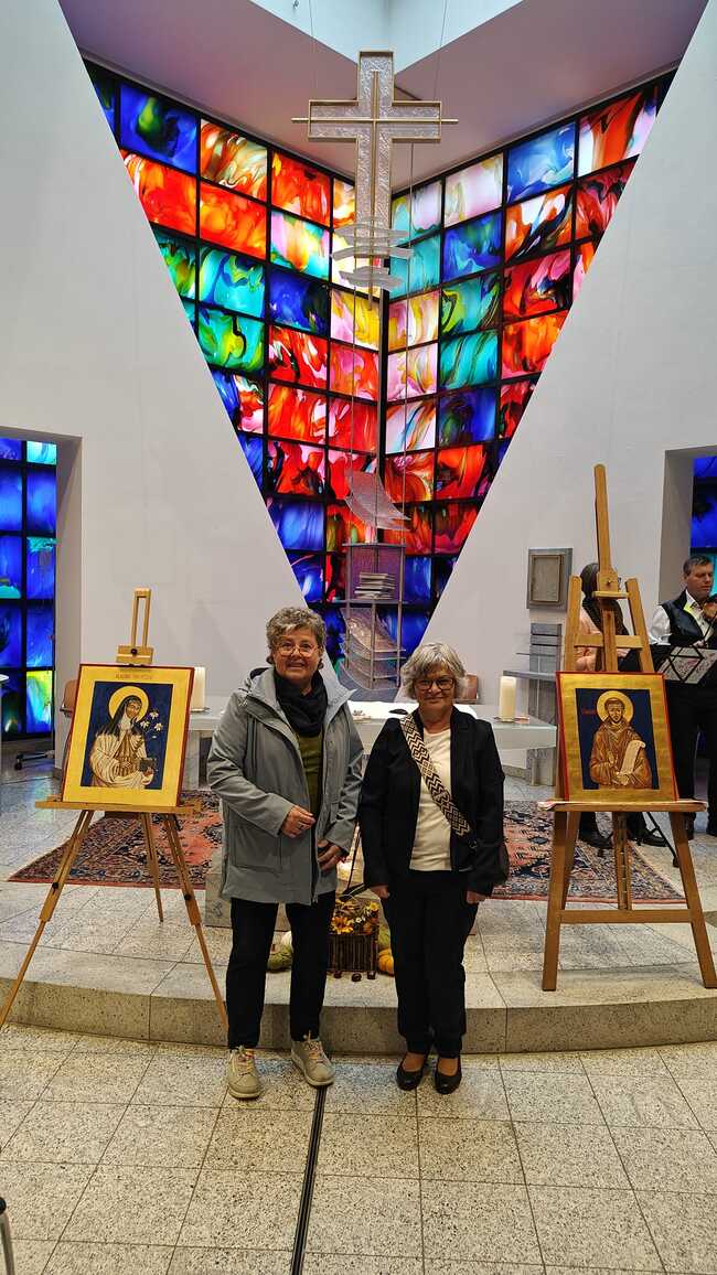 Heilige Klara und heiliger Franz von Assisi: Eva Schaffer (l.) und Gertraud Margreiter mit ihren Ikonen in der Krankenhauskapelle in Kufstein.