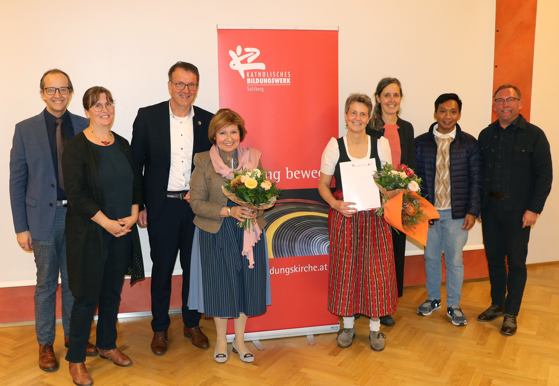 Andreas G. Weiß, 1. Vizebürgermeisterin Eva Bischofer, 2. Vizebürgermeister Josef Mairhofer, Evelyn Meißl, Renate Stromminger, Regionalbegleitung Christine Sablatnig, Kooperator P. Paulus Sujianto SVD, Bürgermeister Hansjörg Obinger (v. l.).