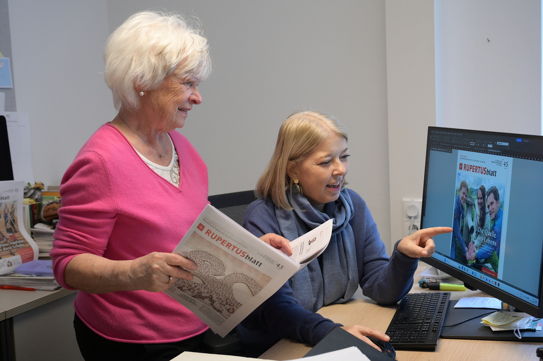 Chefredakteurin Ingrid Burgstaller zeigt Hildegard Meller, wie das Rupertusblatt heute entsteht.