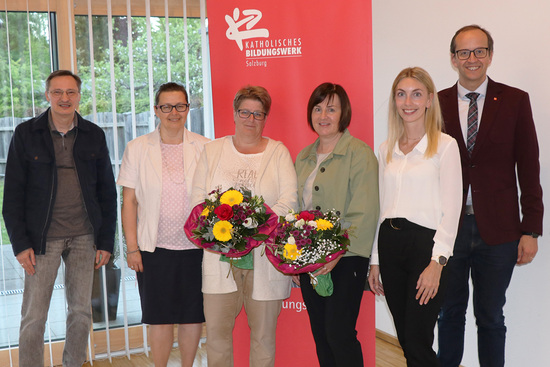 Katholisches Bildungswerk Lofer; im Bild: Pfarrer Dr. Goran Dabic, Pastoralassistentin Maria Hadwiger, Erika Langreiter, Petra Wieland, Regionalbegleitung Elisabeth Wagner MA, Direktor MMag. Dr. Andreas G. Weiß
