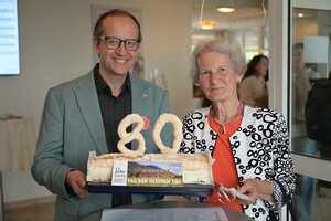 Johanna Bayer (Bildungswerk Elsbethen) gratuliert Direktor Andreas G. Weiß zum „80er“ des Katholischen Bildungswerkes.