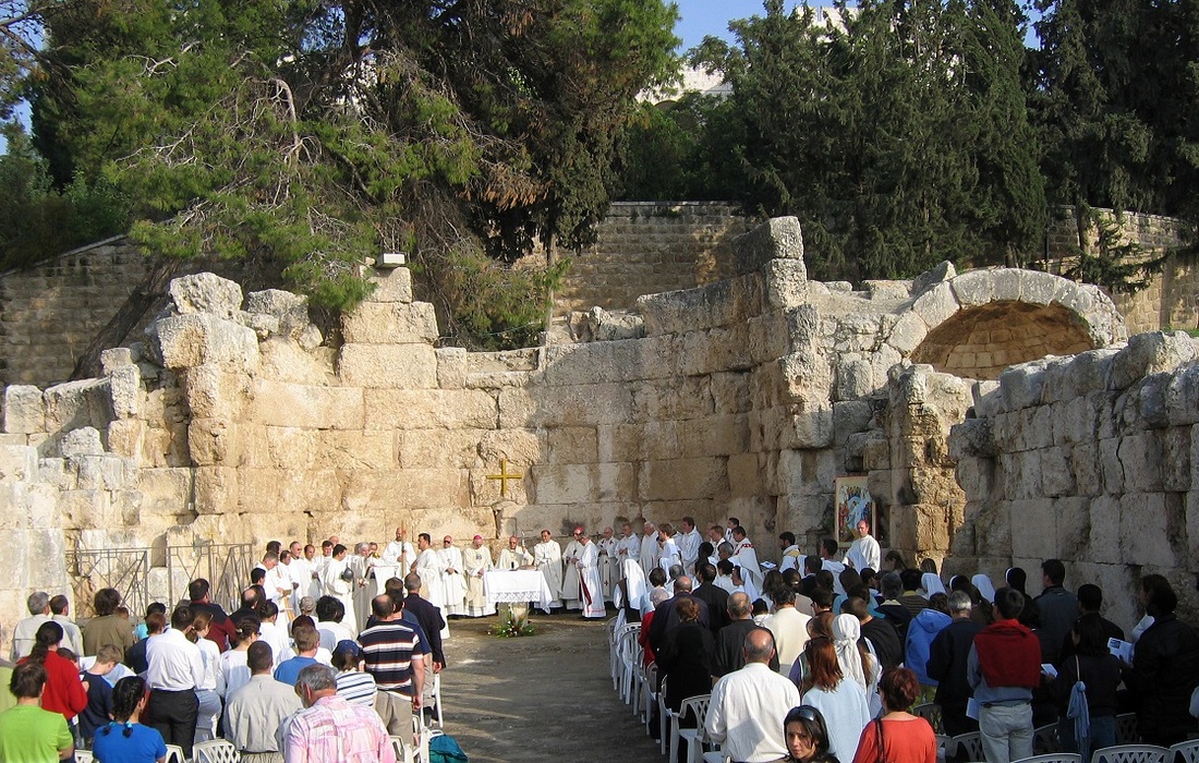 Ostermontag in den Ruinen der byzantinischen Basilika in Emmaus: Alljährliche Eucharistiefeier der „Gemeinschaft der Seligpreisungen“.