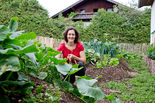 Von Pflanzen und Früchten umgeben:  Veronika Brudl bezieht die Ernte des Gartens in ihre Rezepte mit ein.