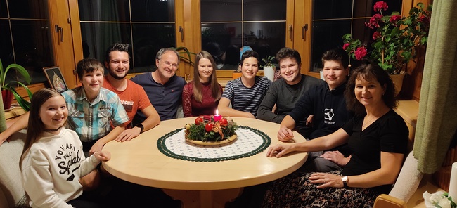 Eingeschworene Familienbande an einem Tisch:  Marie, Johannes, Jakob, Klaus, Eva, Thomas, Matthias, Simon und Gabi Neuschmid.