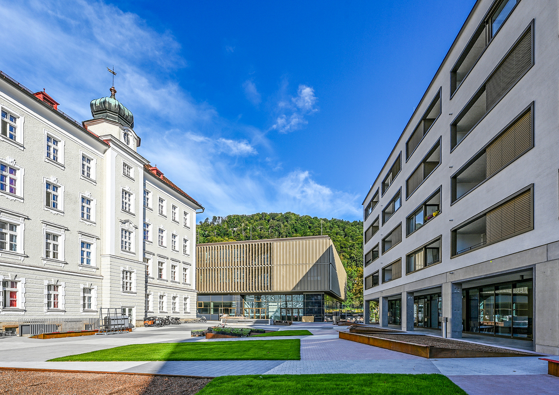 Der Campus Borromäum: Erzbischöfliches Privatgymnasium Borromäum (l.), Bildungsanstalt für Elementarpädagogik (Mitte) und die neuen Wohn- und Geschäftsgebäude am Borromäumsgelände (r.).