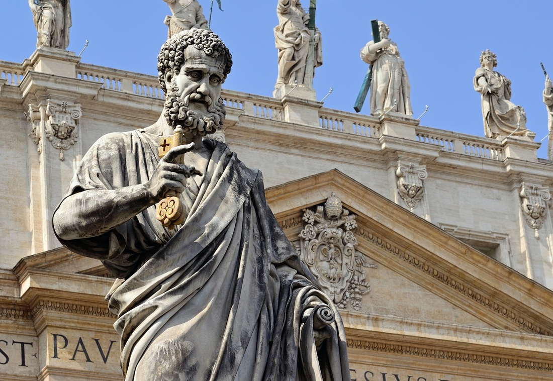 Petrus-Statue auf dem Petersplatz.