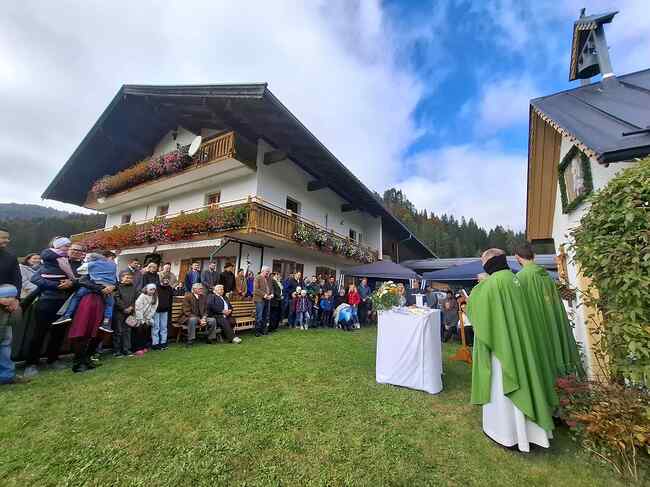 Seit 50 Jahren steht neben dem Bichlhof in Riedenberg/Thiersee eine Kapelle. Jedes Jahr kommt die Großfamilie zum 'Kischta' zusammensammen.
